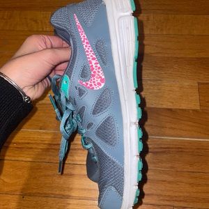 SOLD- Gently Used Grey / Turquoise / neon Pink NIKE Running Shoes Sneakers 7.5